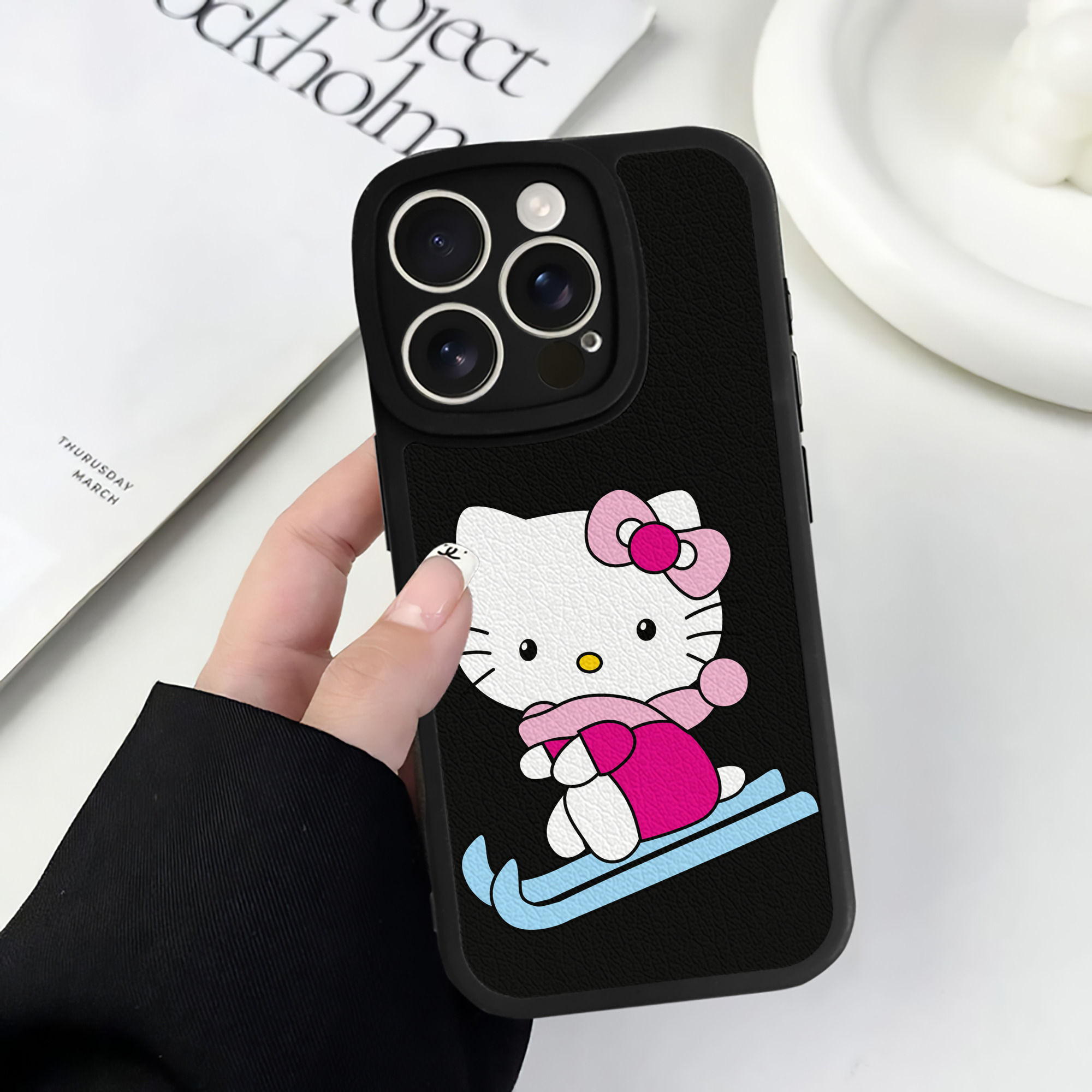 （画像用） Hello Kitty ハローキティ 【iPhone 16シリーズ対応】シリコンスマホケース（レザー調） 材質：シリコン